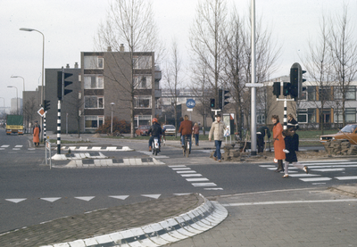 117498 Afbeelding van verkeersbrigadiers bij de oversteekplaats voor voetgangers in de Einsteindreef te Utrecht, vanaf ...